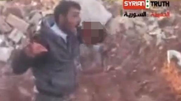 Kerana geram melampau, Dia memotong dan memakan daging askar seorang Syria yang mati